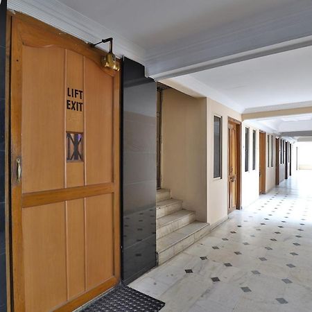 Spot On Hotel Decent Ананд Экстерьер фото
