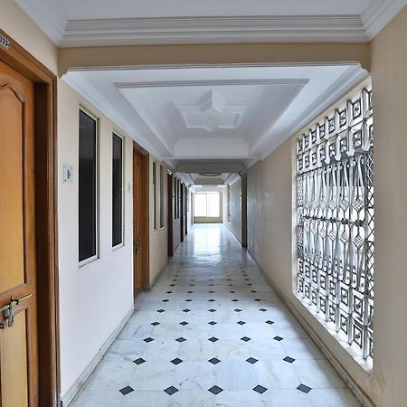 Spot On Hotel Decent Ананд Экстерьер фото