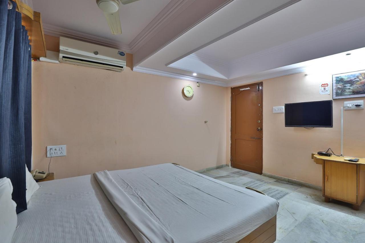 Spot On Hotel Decent Ананд Экстерьер фото