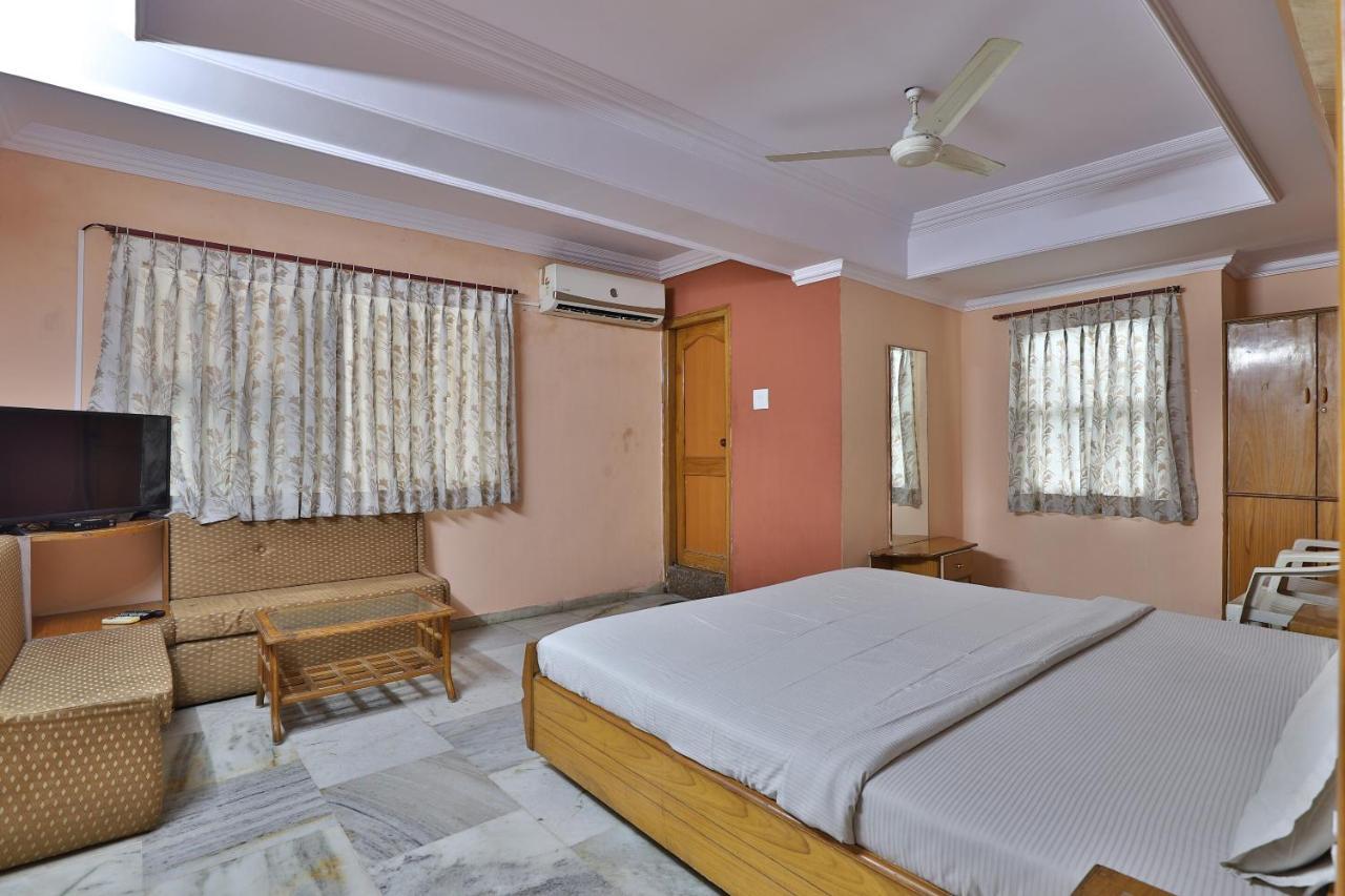 Spot On Hotel Decent Ананд Экстерьер фото