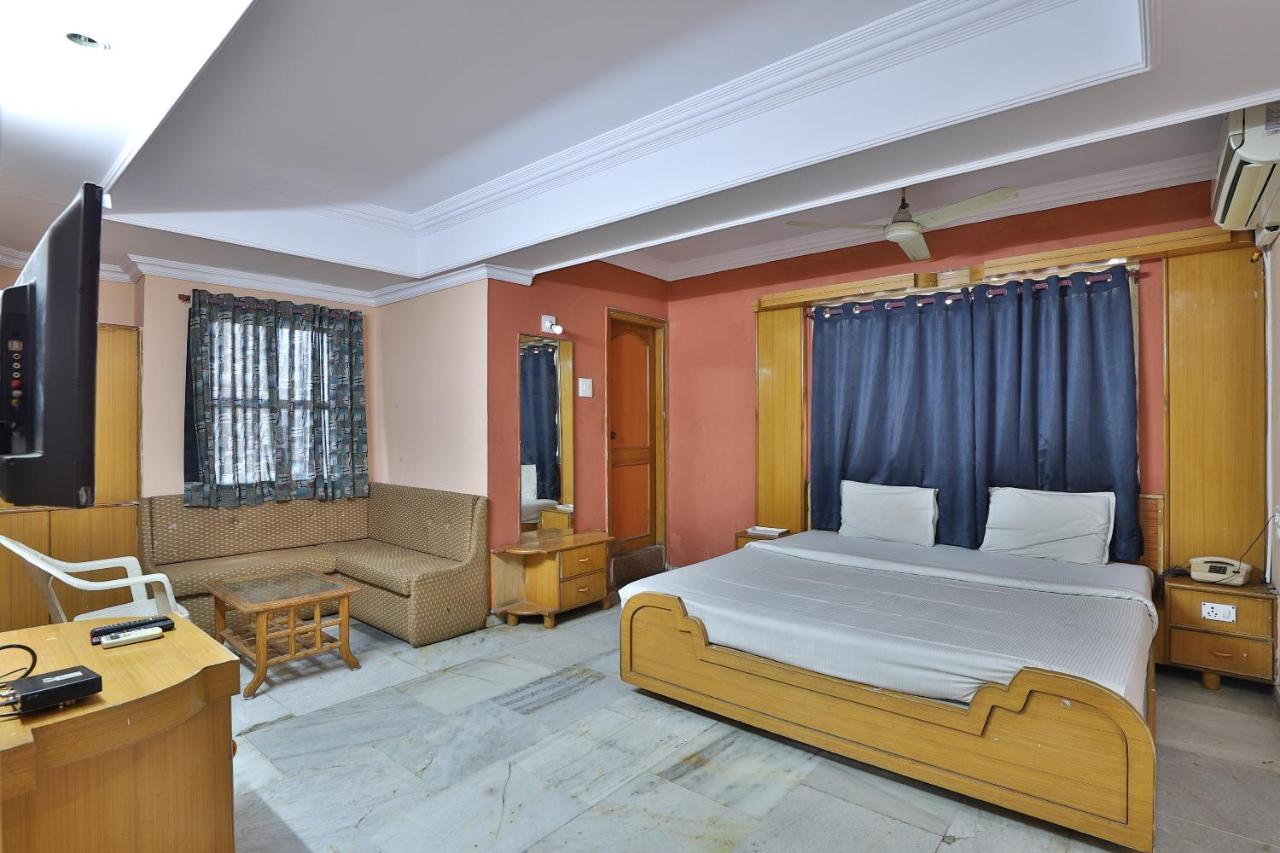 Spot On Hotel Decent Ананд Экстерьер фото
