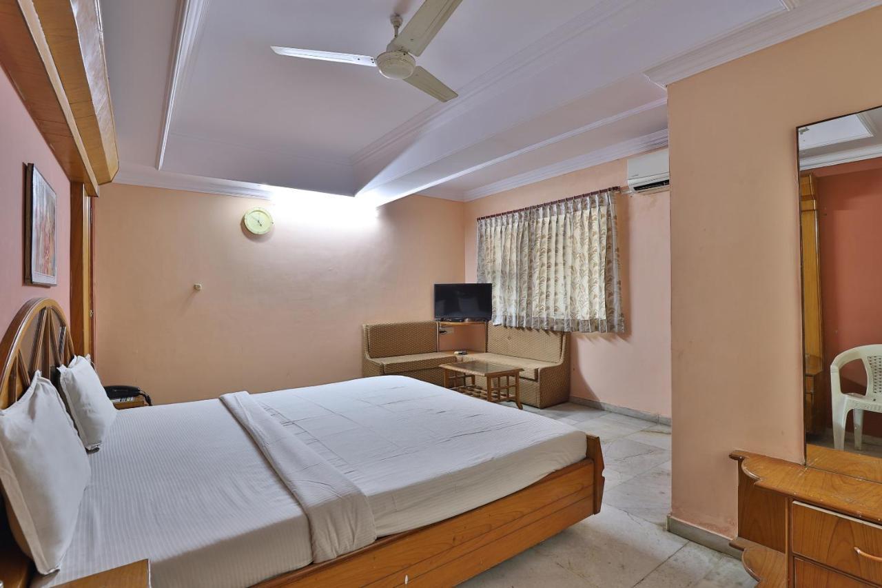 Spot On Hotel Decent Ананд Экстерьер фото