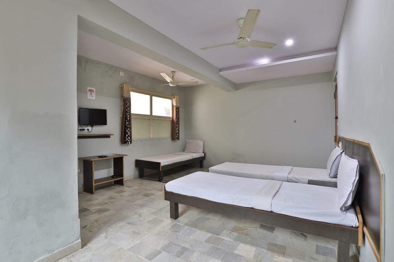 Spot On Hotel Decent Ананд Экстерьер фото