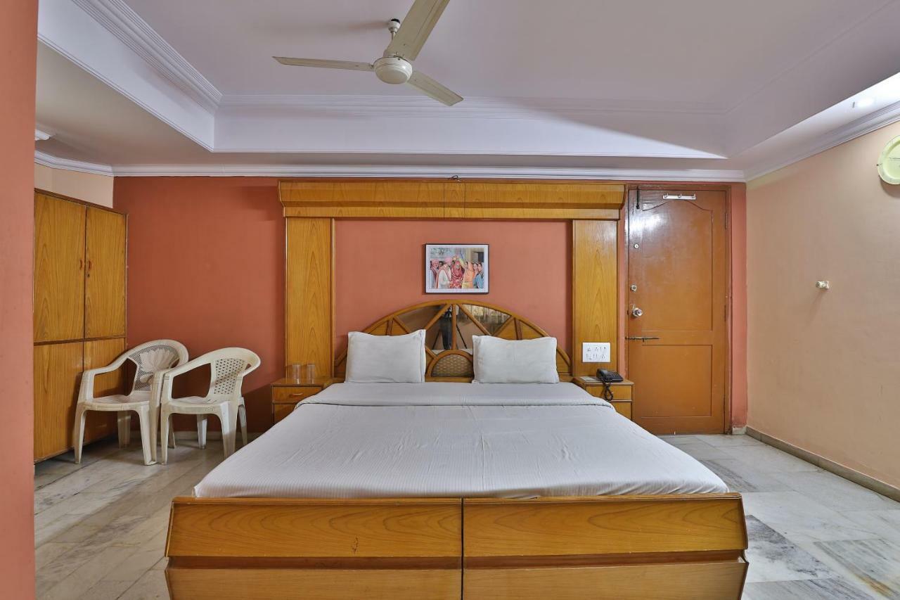 Spot On Hotel Decent Ананд Экстерьер фото